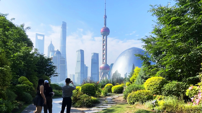 Thai_Tourists_Embrace_Shanghai_s_Multifaceted_Charm