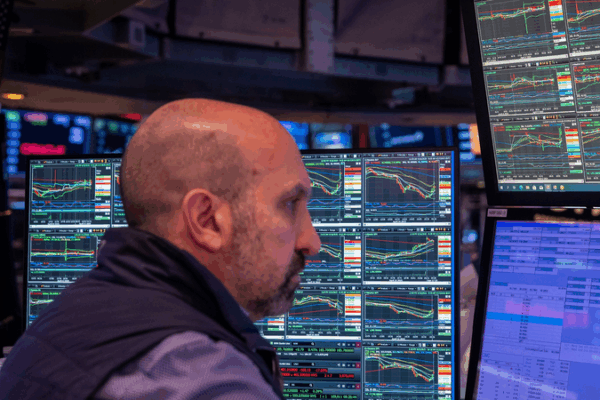 US_Stocks_Tumble_as_Trump_s_Critique_of_Powell_Shakes_Markets