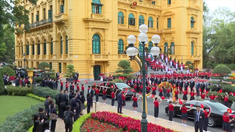 Xi_Jinping_Greets_Warmly_in_Hanoi_poster - Namaste Headlines Xi_Jinping_Greets_Warmly_in_Hanoi video poster