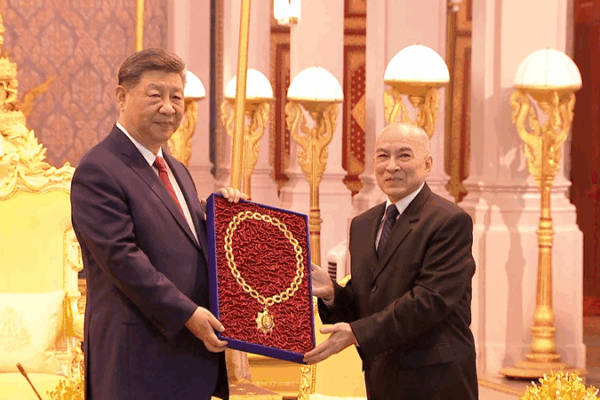 Xi Jinping Honored with Medal in Phnom Penh Visit Xi_Jinping_Honored_with_Medal_in_Phnom_Penh_Visit video poster