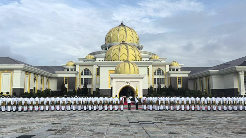 Xi Jinping Welcomed by Malaysia’s King in Kuala Lumpur Xi_Jinping_Welcomed_by_Malaysia_s_King_in_Kuala_Lumpur