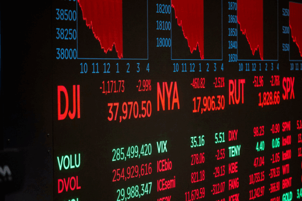 US Officials’ Pre-Tariff Stock Moves Stir Debate US Officials’ Pre-Tariff Stock Moves Stir Debate