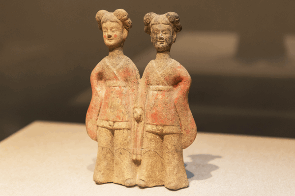 Ancient Figurine Sparks Hanfu Selfie Craze at Luoyang Museum Ancient_Figurine_Sparks_Hanfu_Selfie_Craze_at_Luoyang_Museum
