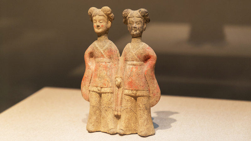 Ancient_Figurine_Sparks_Hanfu_Selfie_Craze_at_Luoyang_Museum