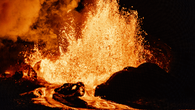 Kilauea_Volcano_Erupts_Anew_with_Towering_Lava_Fountains video poster
