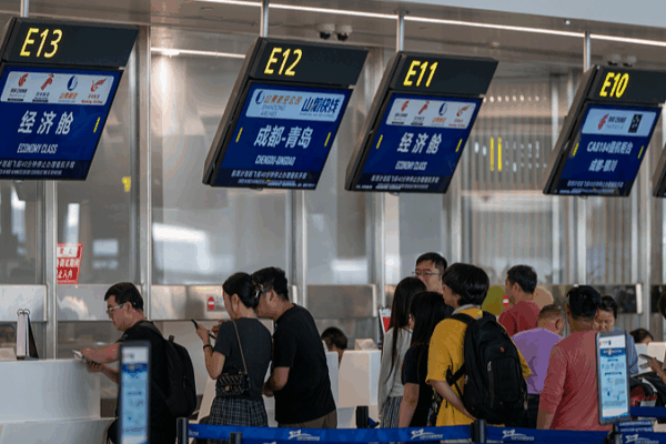 May_Day_Travel_Boom__Record_Journeys_on_the_Chinese_mainland