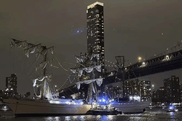 Mexican Navy Ship Hits Brooklyn Bridge in NYC Mishap Mexican_Navy_Ship_Hits_Brooklyn_Bridge_in_NYC_Mishap video poster