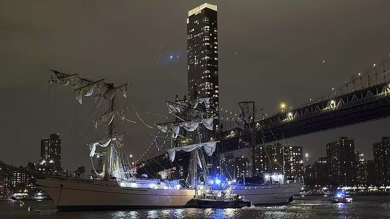 Mexican_Navy_Ship_Hits_Brooklyn_Bridge_in_NYC_Mishap video poster