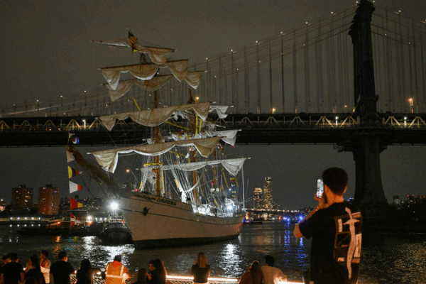 Mexican Navy Tall Ship Crashes into Brooklyn Bridge 🚢💥 Mexican Navy Tall Ship Crashes into Brooklyn Bridge 🚢💥