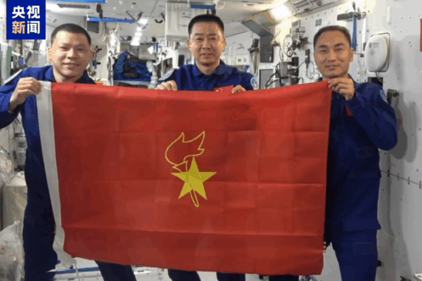 Shenzhou-20 Crew Rockets Greetings on Children’s Day! Shenzhou_20_Crew_Rockets_Greetings_on_Children_s_Day_