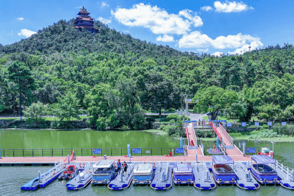 Smart Travel: AI Guides Transform Tourist Journeys Smart_Travel__AI_Guides_Transform_Tourist_Journeys