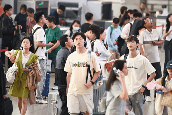 China’s Railway Travel Surges During Dragon Boat Festival China’s Railway Travel Surges During Dragon Boat Festival