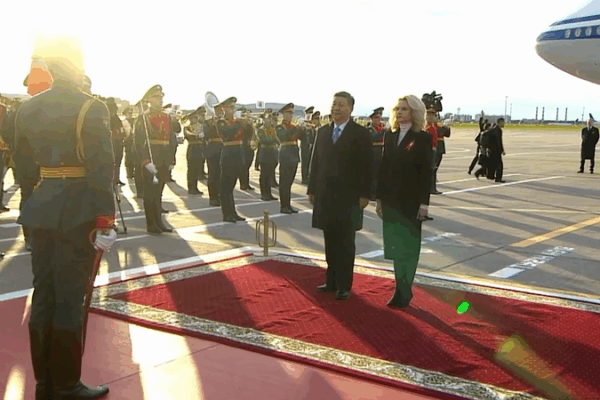 Xi Jinping Gets Grand Welcome at Moscow Airport Xi_Jinping_Gets_Grand_Welcome_at_Moscow_Airport video poster