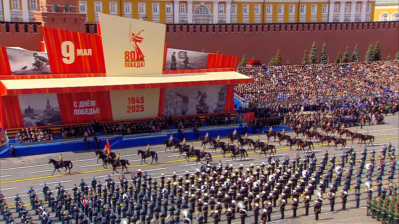 Xi___Putin_Watch_Historic_Parade_in_Red_Square video poster