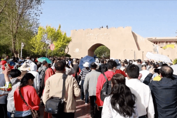 Discover Xinjiang’s Timeless Charm in Kashgar Discover_Xinjiang_s_Timeless_Charm_in_Kashgar video poster