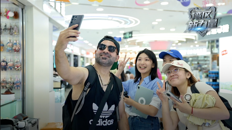 Empty Suitcases, Full Finds: What Foreign Buyers Pick in Shenzhen Empty_Suitcases__Full_Finds__What_Foreign_Buyers_Pick_in_Shenzhen video poster