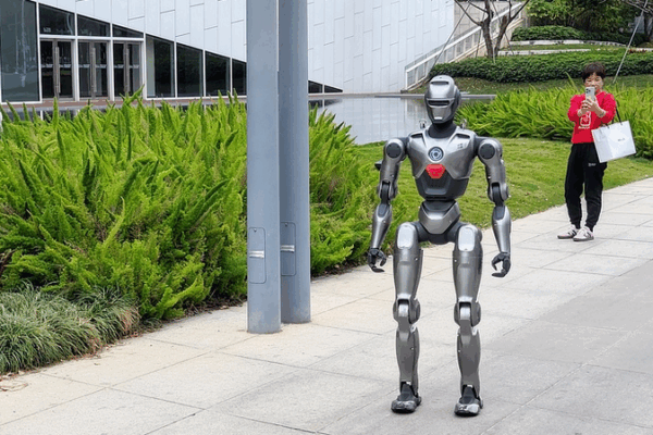 EngineAI Unveils Straight-Leg Walking for Humanoid Robots EngineAI_Unveils_Straight_Leg_Walking_for_Humanoid_Robots