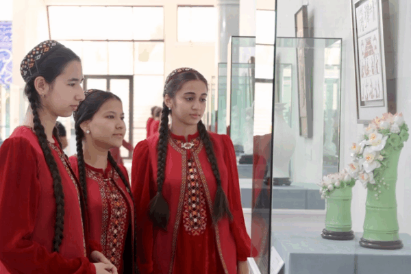 Galloping Steeds & White Porcelain: Chinese Exhibitions in Turkmenistan Galloping_Steeds___White_Porcelain__Chinese_Exhibitions_in_Turkmenistan video poster