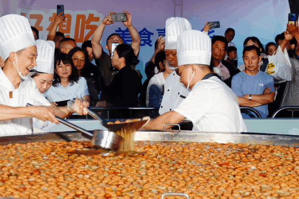Giant Hot Pot Steals the Show at Hubei Gourmet Festival Giant_Hot_Pot_Steals_the_Show_at_Hubei_Gourmet_Festival