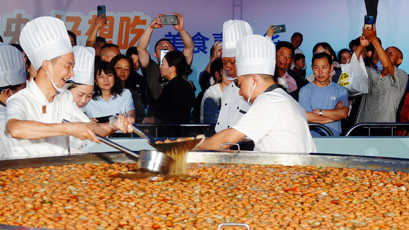 Giant_Hot_Pot_Steals_the_Show_at_Hubei_Gourmet_Festival