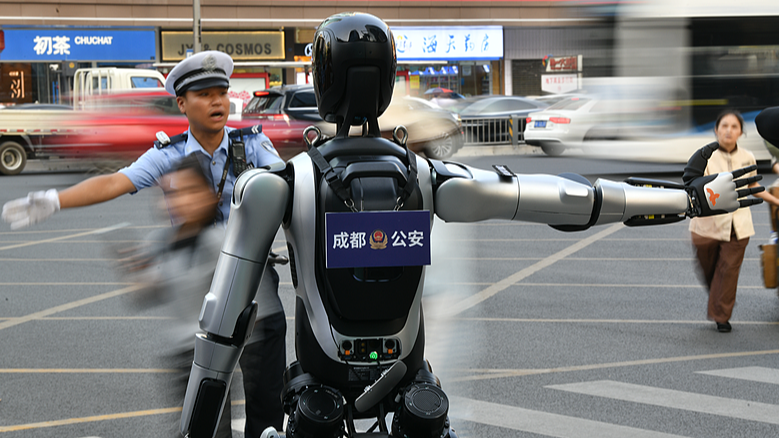 Humanoid Robot Boosts Traffic Safety in Chengdu Humanoid_Robot_Boosts_Traffic_Safety_in_Chengdu