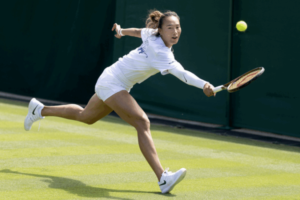 Olympic_Champ_Zheng_Qinwen_Faces_Siniakova_at_Wimbledon_