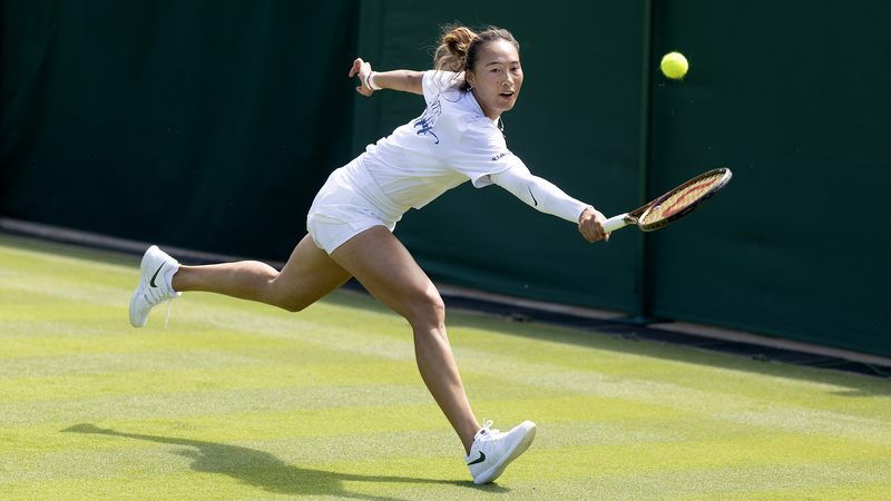 Olympic_Champ_Zheng_Qinwen_Faces_Siniakova_at_Wimbledon_