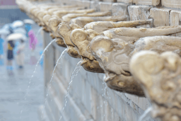 Rain Brings Stone Dragons Alive at the Forbidden City Rain_Brings_Stone_Dragons_Alive_at_the_Forbidden_City