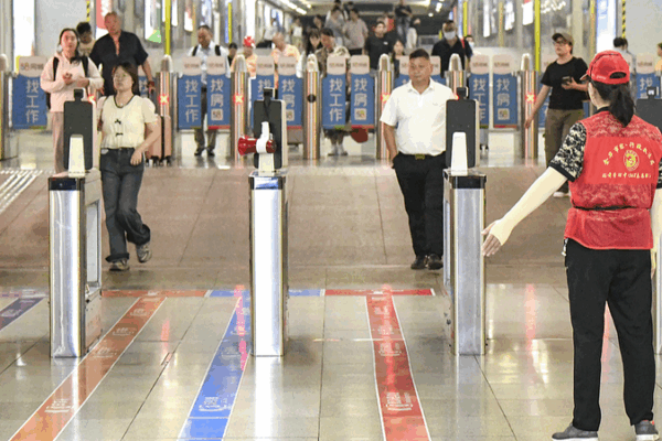 Record-Breaking Railway Traffic: 1.86B Trips in the Chinese mainland Record_Breaking_Railway_Traffic__1_86B_Trips_in_the_Chinese_mainland