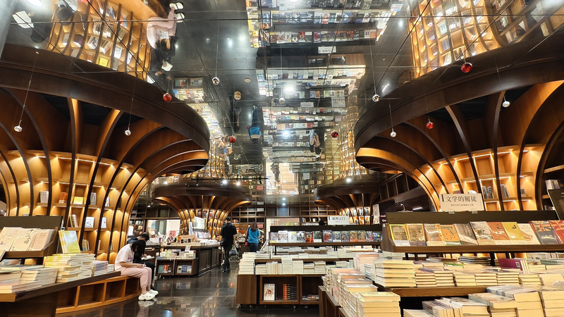 Shanghai_s_Futuristic_Bookstore_Shines_as_Cultural_Hub