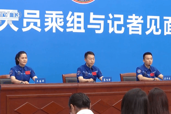 Shenzhou-19 Crew’s Record-Setting Space Adventure! 🚀 Shenzhou-19 Crew's Record-Setting Space Adventure! 🚀