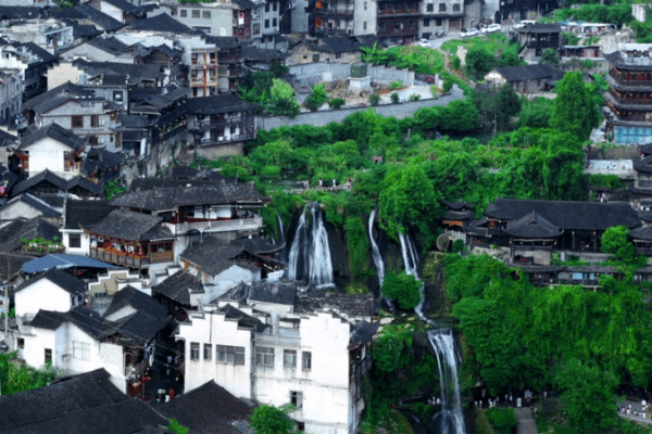 Chill in China: Ancient Town ‘Hanging Over’ Waterfalls Chill_in_China__Ancient_Town__Hanging_Over__Waterfalls
