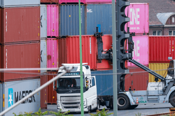EU Experts Push ‘Business First’ Amid US Tariff Chaos EU_Experts_Push__Business_First__Amid_US_Tariff_Chaos