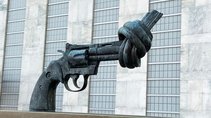 Knotted_Gun__Bold_Peace_Symbol_at_the_UN