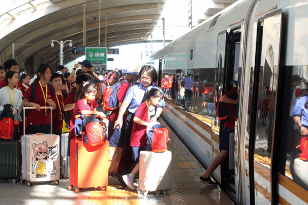 China’s Railway Passenger Traffic Hits Record High in H1 2025 🚆 China's Railway Passenger Traffic Hits Record High in H1 2025 🚆
