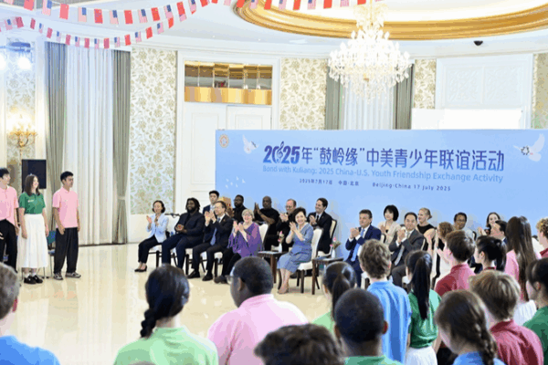 Peng Liyuan Sparks Youth Bond at China-U.S. Exchange Peng_Liyuan_Sparks_Youth_Bond_at_China_U_S__Exchange