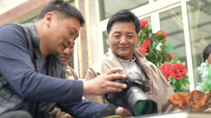 Portraits_from_the_Plateau__Brother_Fan_Captures_Joy_in_Ruoergai_Grasslands video poster