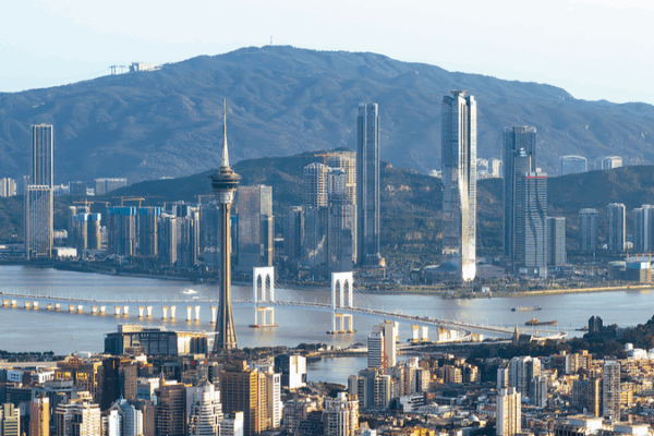 Regional Dynamism Fuels Growth in the Chinese Mainland Regional_Dynamism_Fuels_Growth_in_the_Chinese_Mainland