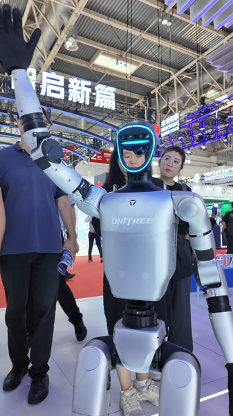 Robots Rule: Highlights from the 2025 China International Supply Chain Expo Robots_Rule__Highlights_from_the_2025_China_International_Supply_Chain_Expo video poster