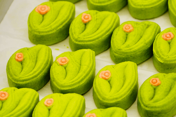 Summer Treats at Beihai Park: Seasonal Pastries Delight Summer_Treats_at_Beihai_Park__Seasonal_Pastries_Delight