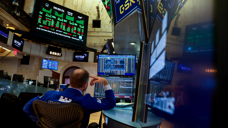 US_Stocks_Mixed_as_Fed_Holds_Rates__Tech_Shines