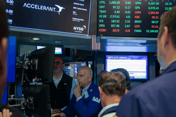 US_Stocks_Swing__Earnings___Trade_Deals_Stir_Market_Buzz