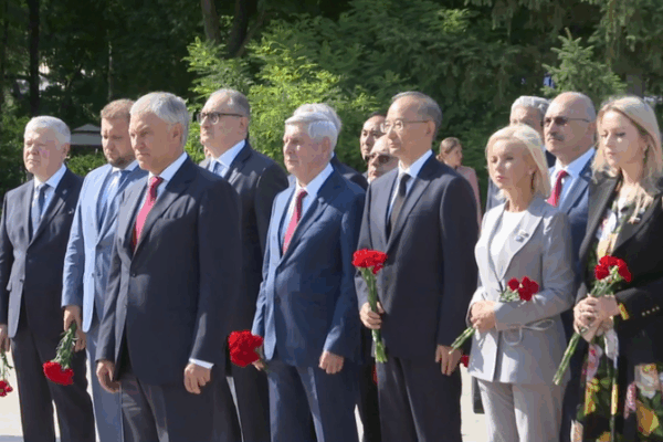 Russia’s Duma Chief Honors Soviet Pilots in Changchun Russia’s Duma Chief Honors Soviet Pilots in Changchun video poster