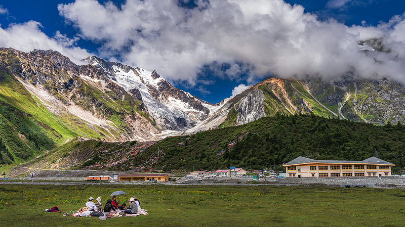 Central_Delegation_Brings_Gifts_to_Celebrate_Xizang_s_60th_Anniversary