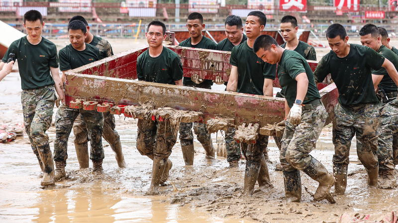 Heroic PLA Rescues Lives in Guizhou Floods Heroic_PLA_Rescues_Lives_in_Guizhou_Floods