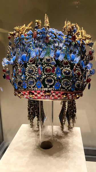 Imperial Phoenix Coronet Steals the Show at Beijing’s National Museum Imperial_Phoenix_Coronet_Steals_the_Show_at_Beijing_s_National_Museum video poster