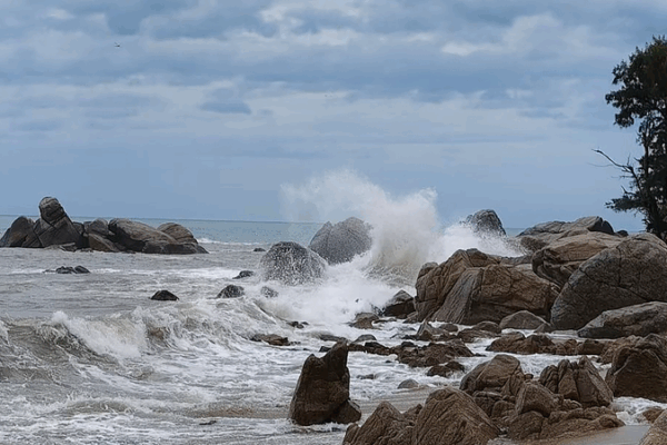 Hainan Sounds Highest Alert as Typhoon Kajiki Looms 🌀 Hainan Sounds Highest Alert as Typhoon Kajiki Looms 🌀