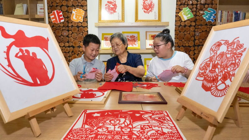 Paper_Cutting_Workshop_Brings_Army_Day_Spirit_to_Life_in_Anhui