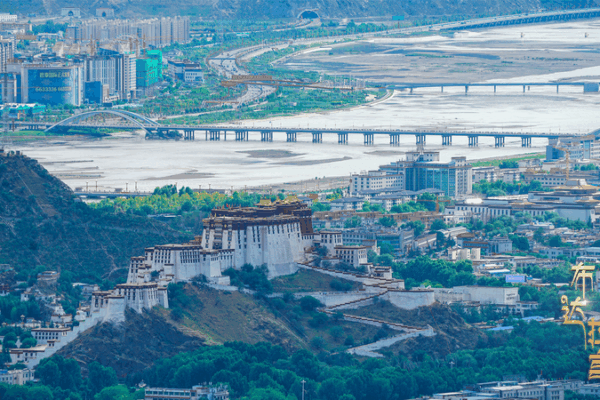 Potala Palace Through the Seasons: A 1,300-Year Icon Potala_Palace_Through_the_Seasons__A_1_300_Year_Icon