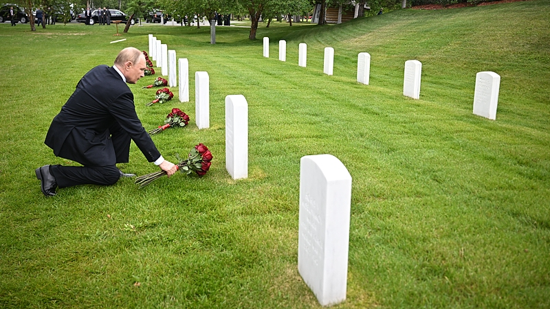 Putin_Honors_WWII_Pilots_in_Alaska_with_a_Flower_Tribute